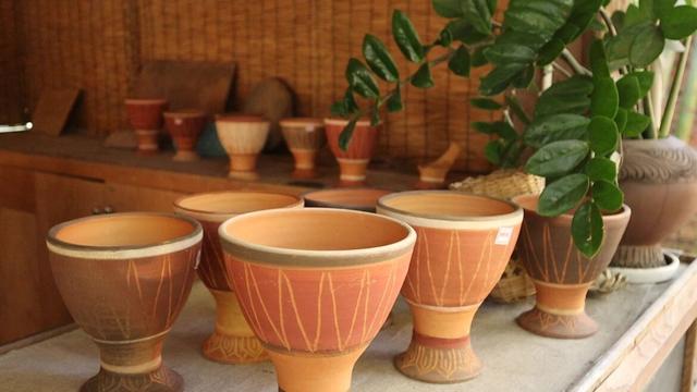 云南边境西双版纳，真正的千年古寨，当地村民还住在吊脚楼中