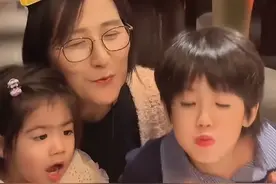 麦迪娜姜潮为妈妈过生日，一家6口在北京豪宅吃饭，3岁女儿很漂亮图片