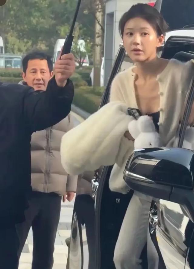 和爸爸长得一模一样，不知道那些说她整容的怎么想的 ​