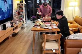 为什么越来越多人把“餐桌放客厅”？过来人：试过就知道多爽了！图片