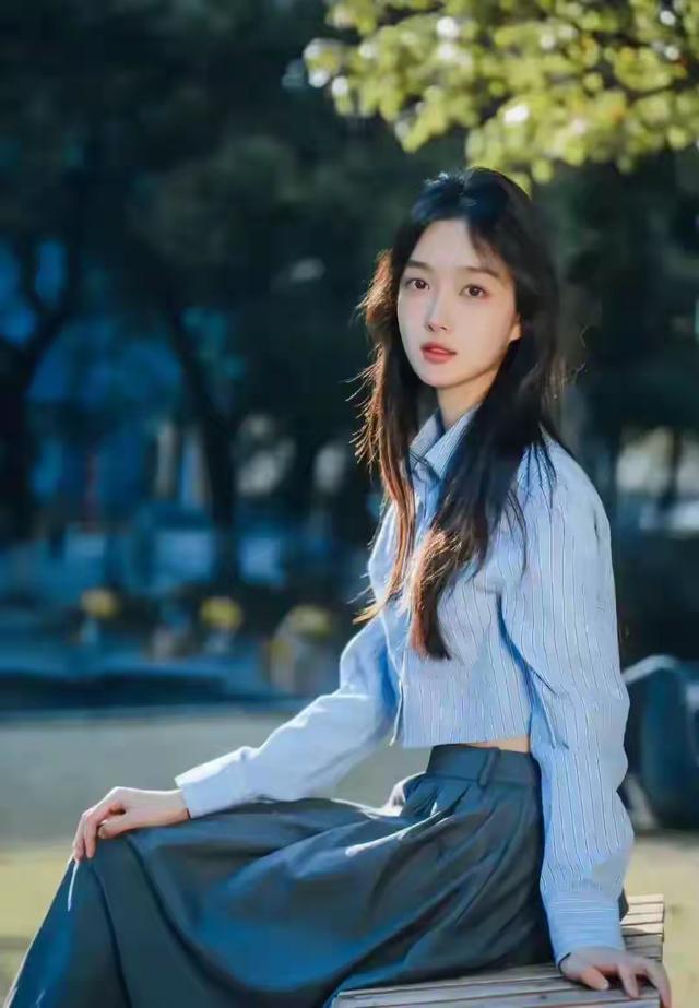 四川大学校花廖雨苇好美，五官精致，倾国倾城，美得让人移不开眼