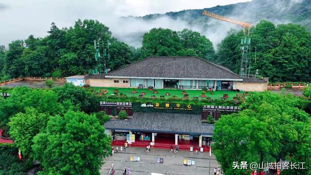 四川优雅的城市，极致美景和特色美食很多，有“天府之肺”的美誉