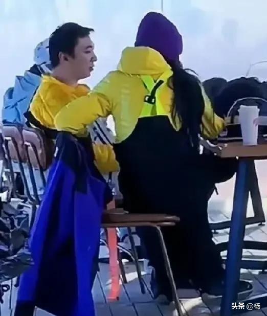 37岁王思聪日本滑雪场现身！五位美女同行个个窈窕，越活越年轻了