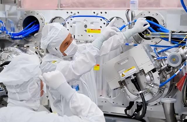 不装了，荷兰就光刻机对中国亮明态度，日本意识到“上当”了