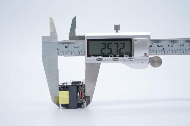 小米新款45W氮化镓小布丁充电器拆解，这些不同点需要注意