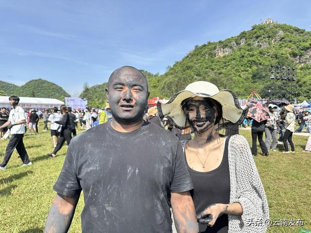 脸越黑越幸福！来普者黑快乐抹花脸啦