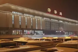 工厂放假坐老乡的车回家，说好的不要车费，到家后他却反悔了图片