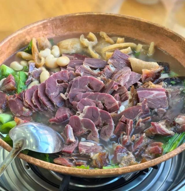 比六盘水冷！比贵阳香！新挖18℃小县城，草海湖泊美若仙境！碳水王国20元吃火锅！