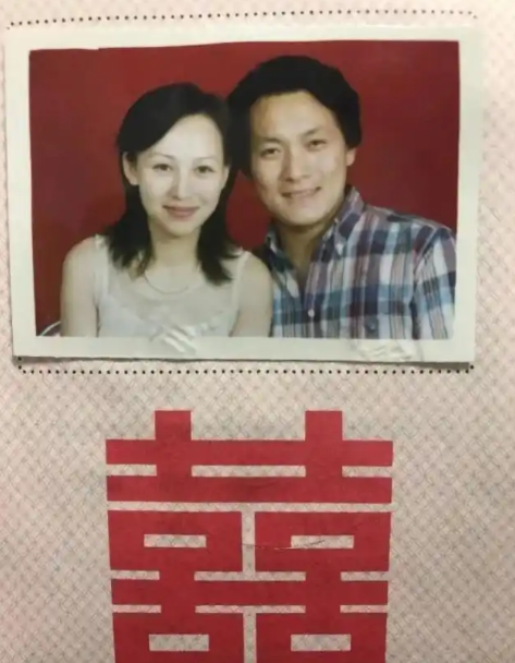 她19岁与导演私奔，在地下室裸婚连生3胎，今被丈夫用7部剧捧红