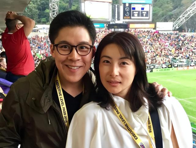 李嘉诚也没想到	，80岁担任全运会火炬手的霍震霆，给自己上了一课