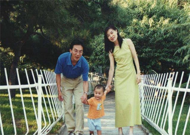 前央视主持人郎永淳，知法犯法沦为阶下囚，今54岁发福衰老变化大