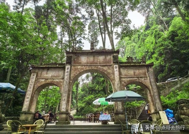 成都周边可乘凉的寺庙，占据绝对优势，25度左右的夏天，不要门票