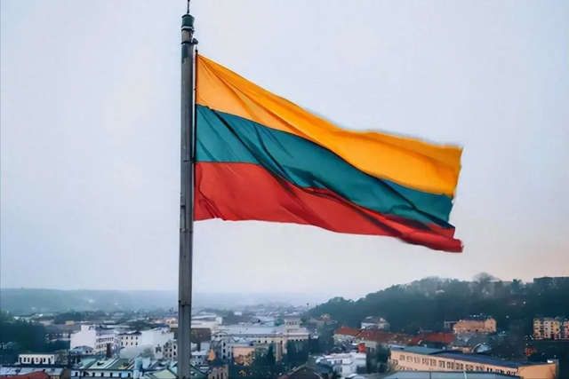 经济崩了，盟友全跑了，和中国决裂的欧洲小国	，现在想找中国填坑