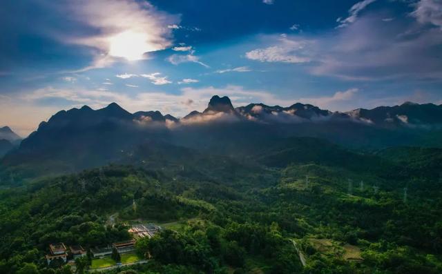 多彩阳山·每日一景｜双髻朝阳