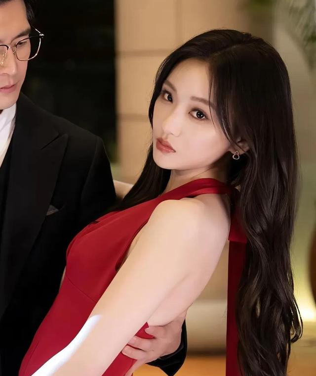 演员热榜的前几名：韩雨彤显老，李柯以婴儿肥，只有她挑不出毛病