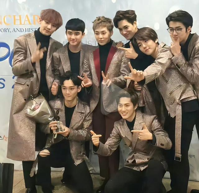 EXO演唱会十年回顾：保密协议与音乐情感交织的时光故事