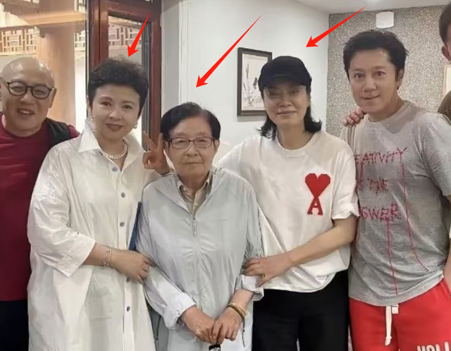62岁毛阿敏与63岁董文华罕见同框！一个豪门守寡，一个风采依旧