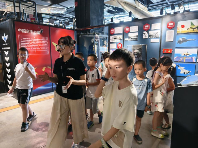 武侯区图书馆航空研学：开启“科普体验+模拟飞行”立体课堂
