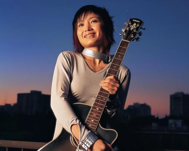 她连上5次春晚，私下却和恩师同居怀孕被骗流产，今57岁依然单身