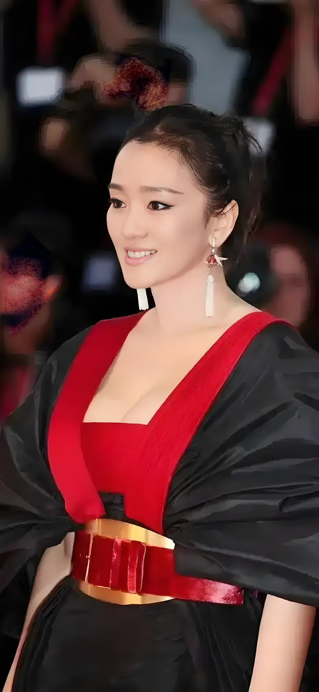 天呐！巩俐这身材太惊艳了，胸围几乎到肚脐，状态却依旧十分亮眼