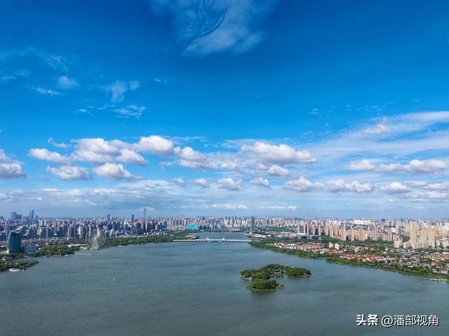 蓝天白云下的无锡蠡湖，浪漫如诗，心随浪逐，梦与湖共舞。