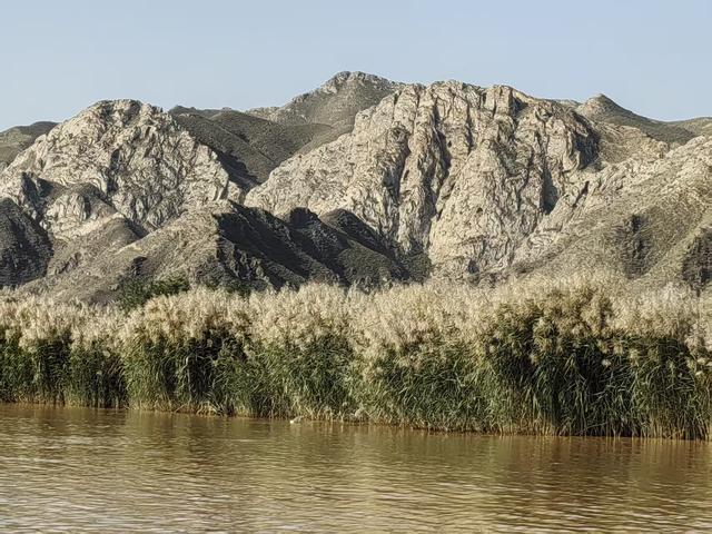 青铜峡黄河大峡谷秋景醉游人