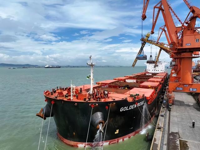 美豆堆到粮仓爆！巴西豆坐地起价？中国48小时签阿根廷 130 万单！