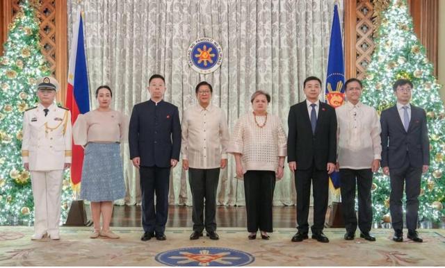 太突然！菲律宾20艘渔船“铁索连环”闯黄岩岛，马科斯这招真的狠