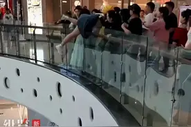 外卖小哥又立功了！女子在商场内欲跳楼轻生，外卖小哥一把抓住将其救回图片