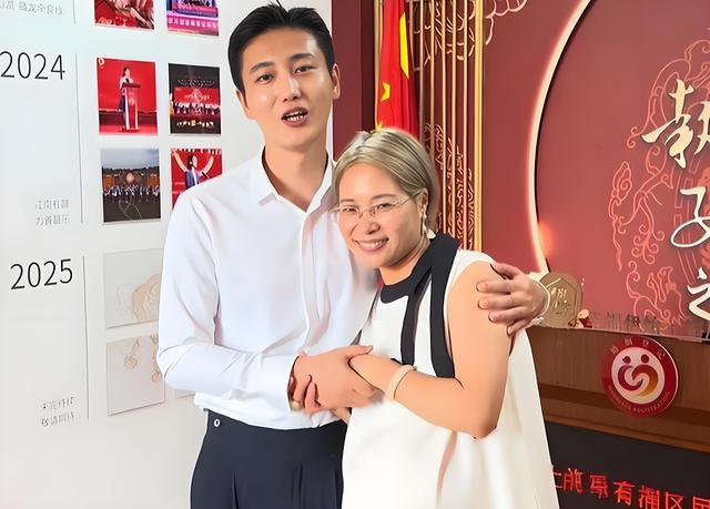 “风扇坏了”小玉：1天带货2场，被嘲吃相难看，凭啥销售额破百万