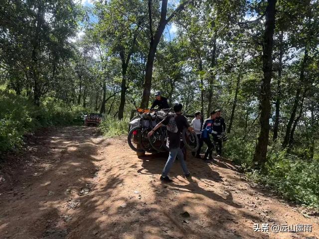在阳光明媚的秋日里，我们走马街、三家村水库、团结乡滑草场，爽