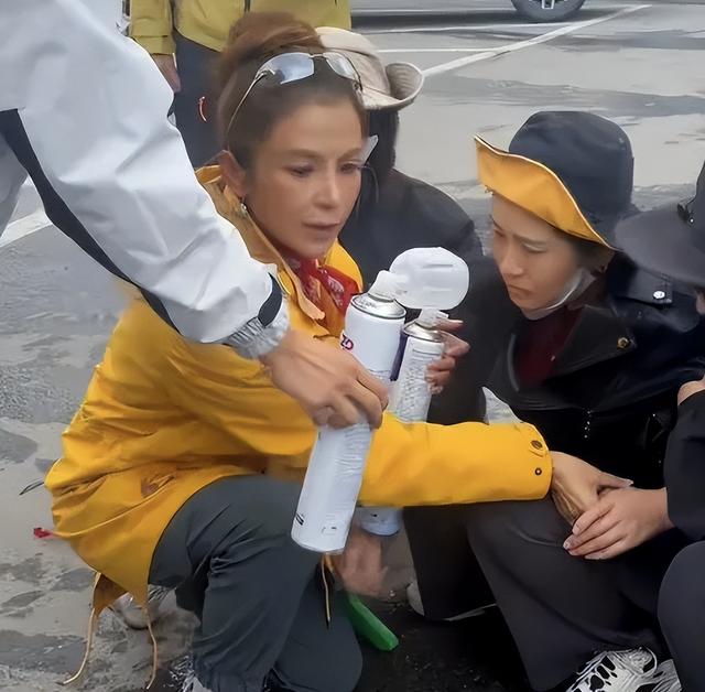央视主持人朱迅现身河南景区，和游客热情打招呼毫无架子