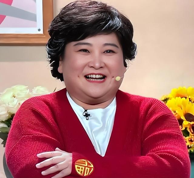 退出春晚解散公司，被“综艺”开除，44岁贾玲近况曝光，面相变了