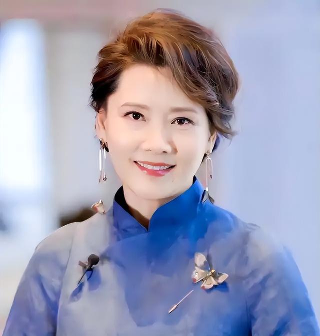 为什么说：女人老了，比剪短发更减龄的是“扎发”？看这5组对比