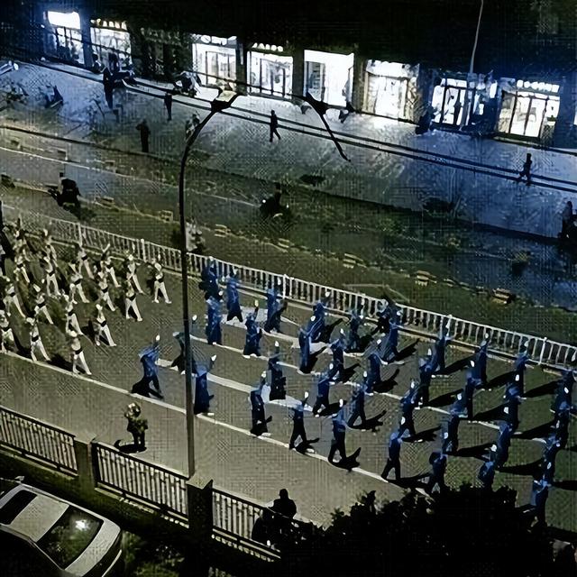祸害！暴走团逼停救护车，团主强硬回怼，网友：停他们退休金！