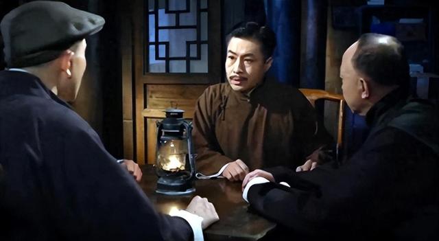 1946年，地下党开会时突然听到小贩大喊卖糖，会议负责人：快撤退