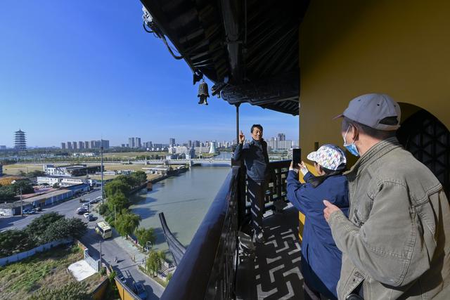 秋爽登文峰 塔下聚宾朋