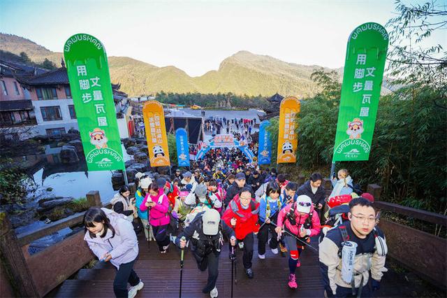 600名“勇士”挑战“绝望坡”！2025瓦屋山冰雪登山启幕