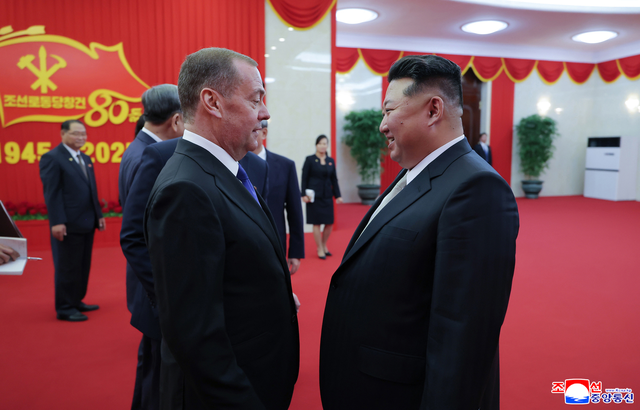 金正恩深夜冒雨大阅兵，当着中国贵宾的面，朝鲜镇国核弹压轴登场