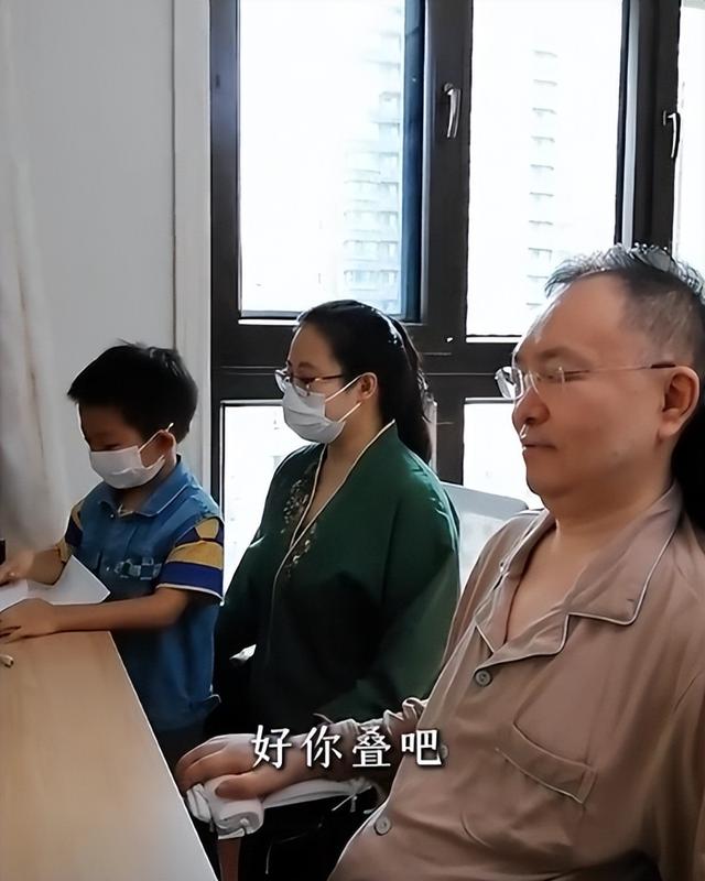 蔡磊传出好消息！终于能下楼溜达，见到儿子笑了，爷俩靠镜子交流