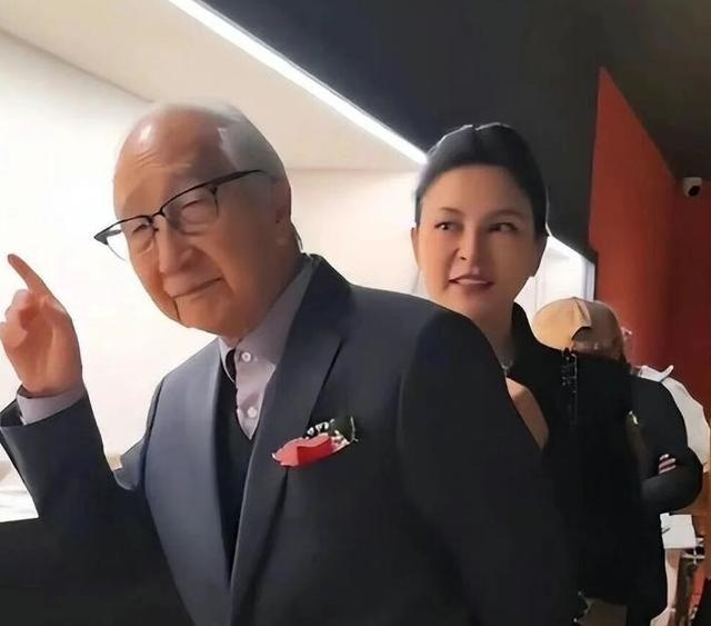 91岁泰斗再婚，44岁年龄差被嘲“爷孙恋”，妻子年轻貌美