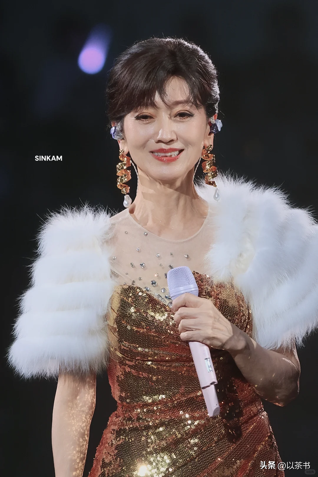 越来越不对劲！72岁赵雅芝和年轻人斗舞不在话下，与李连杰有一拼