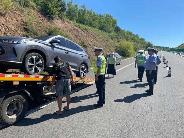 自驾爆胎、行李丢失、车辆故障！龙江交警护游路上那些暖心事儿……