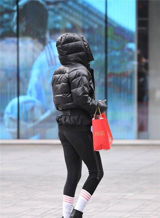 冬季穿着有瑜伽裤，也是对自己身材自信！还是要注意保暖