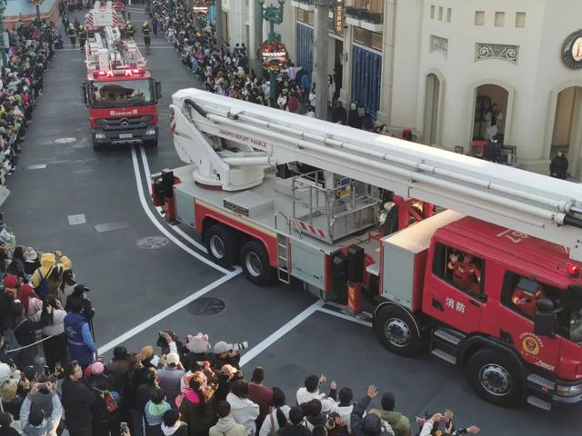 【我们的环球嘉年华】当花车巡游遇上逆行英雄！北京环球度假区上演最“燃”消防宣传