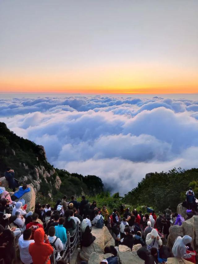 泰山日出云海：山巅的一场盛大晨光宴