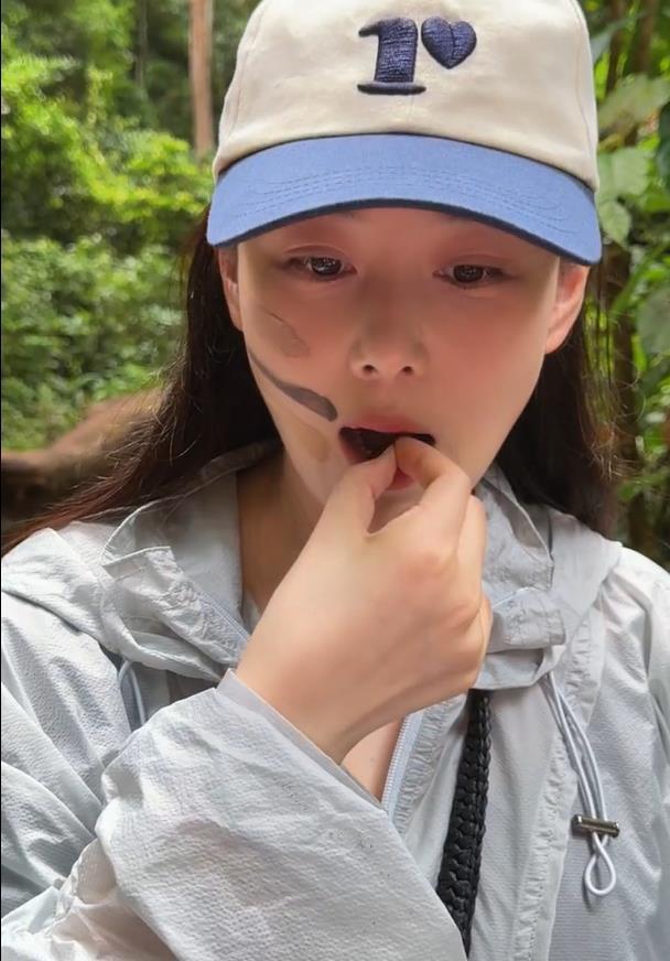 张馨予到西双版纳旅游时生吃蚂蚁