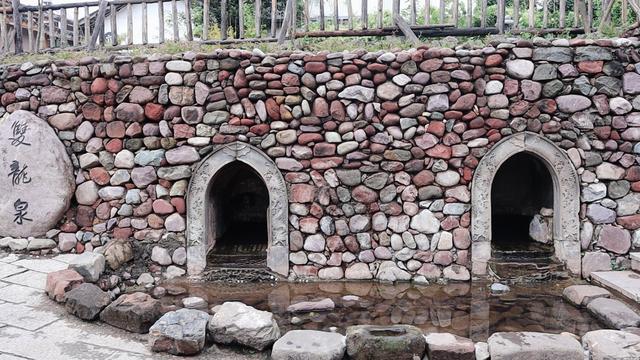 西昌明代古村，茶马古道上的驿站，大石板盖房子，家家都是大别墅