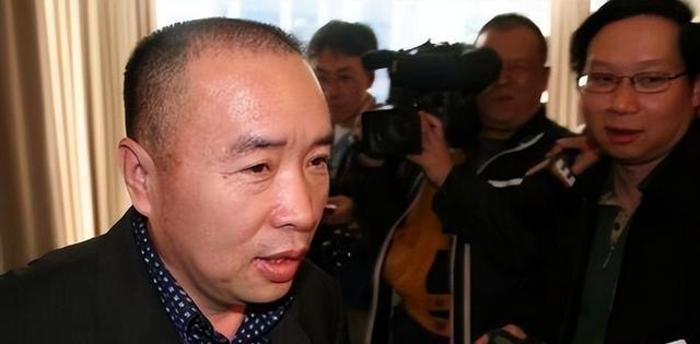 赖昌星妻子曾明娜现状，独居3000平老宅，做饭弄花草活成人生赢家