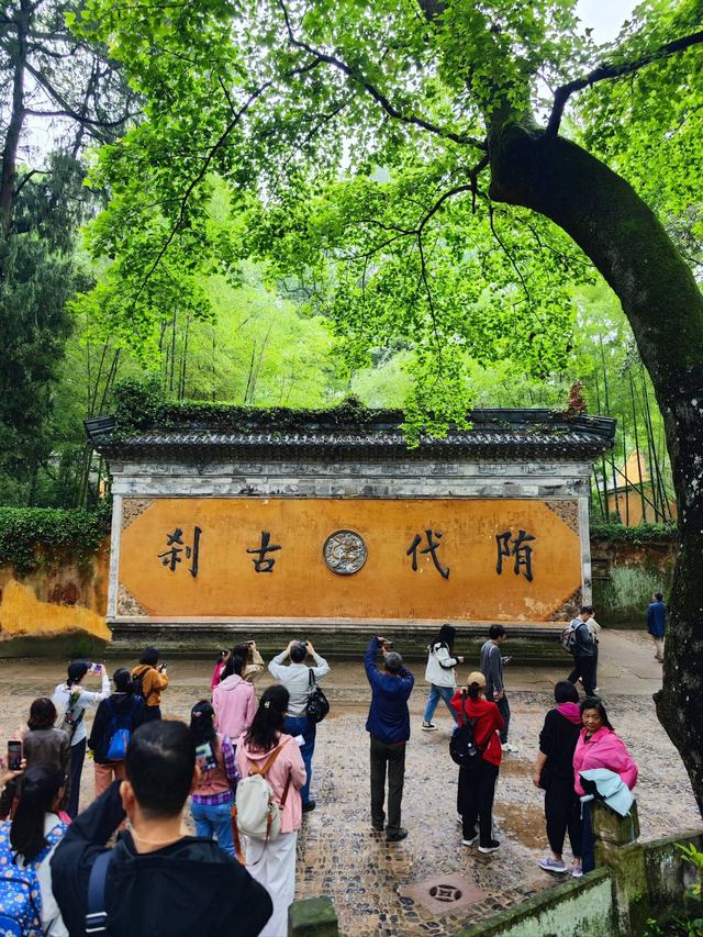 越扒越有！少林寺刚被调查不久，灵隐寺也上了热搜，方丈生活被曝